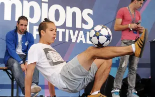 رقم مذهل في موسوعة غينيس بالتحكم بالكرة من ارتفاع شاهق (فيديو)