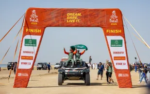 ناصر العطية يواصل كتابة التاريخ ويتوج بلقب رالي داكار 2026 في السعودية