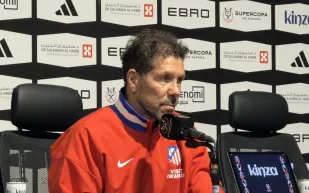 سيميوني : مواجهة الريال في جدة مختلفة والاستقبال السعودي رائع