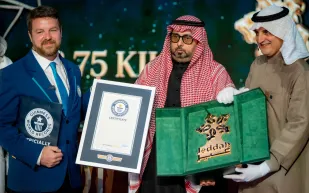 شعار موسم جدة يدخل "غينيس" كأثقل درع ذهبي في العالم