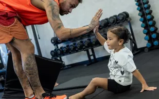 من قلب الجيم.. ابنة نيمار تمنحه لمسات عفوية طريفة