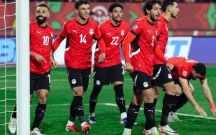 كابوس البطاقات يطارد نجوم كأس أمم إفريقيا.. "إنذار واحد" يحرم 20 لاعباً من النهائي!