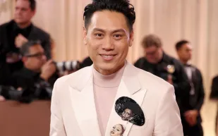 جون إم. تشو يخطف الأنظار بإطلالة تحمل توقيع شخصيات فيلمه الجديد (فيديو)