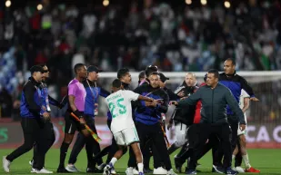 الكاف يحقق في الأحداث المثيرة للجدل بعد مباراتي الجزائر والمغرب في كأس أمم إفريقيا