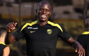 نادي تركي يُجري مفاوضات لضم نجم خط وسط الاتحاد السعودي