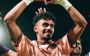 عبدالعزيز العليوة يتوج بجائزة أفضل لاعب واعد لدوري روشن للمرة الثانية (فيديو)