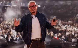 بأغاني كلاسيكية متنوعة.. عمرو دياب يفاجئ جمهوره بظهور ابنته على المسرح (فيديو)