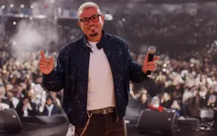 ساعة عمرو دياب تخطف الأنظار.. لماذا تُعد من الأندر عالميًا؟