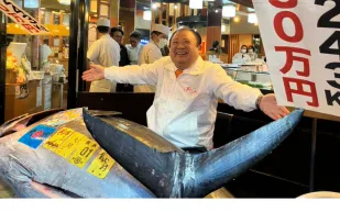 بيع سمكة بـ 5.6 مليون دولار في مزاد علني! (فيديو)