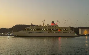 ثاني أطول يخت في العالم يظهر في ميناء عمان 