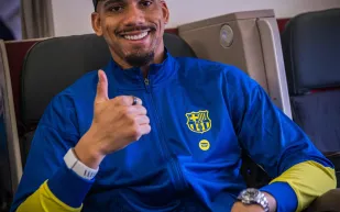 بعثة برشلونة تصل جدة استعدادًا لكأس السوبر الإسباني (فيديو)