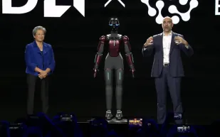 بحجم الإنسان.. روبوت يشبه آيرون مان يخطف الأضواء (فيديو)