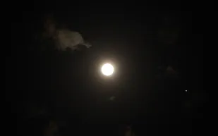 سماء الشمالية تشع ببريق كوني.. اقتران القمر وكوكب المشترى يتصدر الظواهر الفلكية