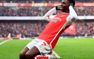 أرسنال يحصن مستقبل بوكايو ساكا بعقد تاريخي