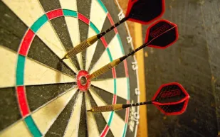 لعبة الدارتس.. تجربة حماسية للزوار في موسم الرياض (فيديو)