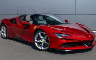 معركة السرعة: فيراري SF90 المعدلة تواجه كورفيت ZR1 في سباق مثير!