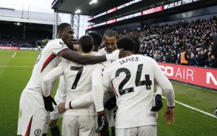 تشيلسي يقتنص ثلاث نقاط من كريستال بالاس ويثبت أقدامه في المربع الذهبي (فيديو)