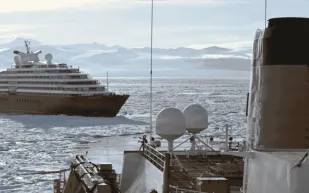 "فخ جليدي" في نهاية العالم.. كاسحة أمريكية تُحرر سفينة فاخرة بأنتاركتيكا (فيديو)