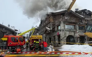 حريق هائل يعصف بأحد أفخم فنادق أوروبا: مشاهد مرعبة من كورشوفيل (فيديو)