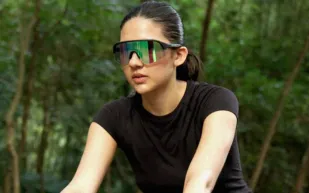 ثورة في عالم النظارات الذكية: عدسات تتغير بضغطة إصبع! (فيديو)