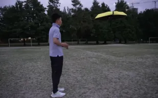 هكذا تبدو مظلة المستقبل: طائرة درون تحميك من المطر وتتحرك معك (فيديو)