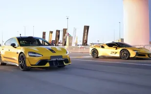 تفوقت على فيراري بثوانٍ.. كيف كشفت الرمال الزلقة سر سيارة شاومي الكهربائية؟ (فيديو)