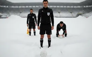 حكم في الدوري التركي يثير سخرية الجماهير قبل إلغاء مباراة.. ماذا فعل؟ (فيديو)