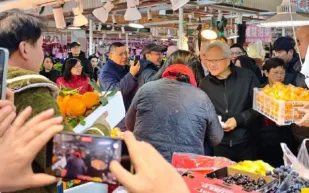 جينسن هوانغ في قلب شنغهاي: زيارة سوق شعبي تعكس استراتيجية إنفيديا تجاه السوق الصيني (فيديو)