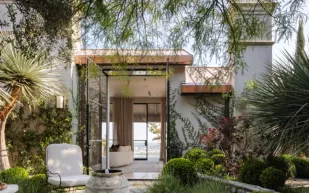 إطلالات بانورامية ومسبح فاخر في عقار بيفرلي كريست التاريخي.. كم سعره اليوم؟