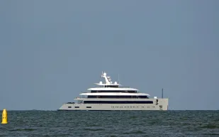 "شروق القمر" للبيع: مؤسس واتساب يعرض يخته الفاخر مقابل 380 مليون دولار