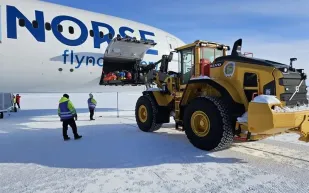 Boeing 787 تكتب التاريخ.. أول هبوط في قلب القارة القطبية الجنوبية (فيديو)