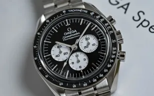 أوميغا تطلق إصدارين جديدين من ساعة Speedmaster Moonwatch.. اكتشف التفاصيل المدهشة (فيديو)