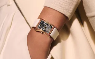 من قمم الجبال إلى معاصم الرجال.. ساعات بروح الشتاء