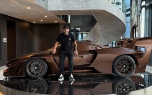 ماكلارين سينا تحلق فوق ناطحات السحاب.. كيف استقرت في الطابق 57؟ (صور)