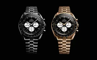 Speedmaster Moonwatch من Omega لقراءة الوقت بالأبيض والأسود