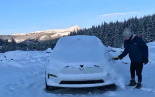 مغامر يواجه عاصفة ثلجية شديدة بسيارة تسلا.. هل نجحت في الاختبار؟ (فيديو)