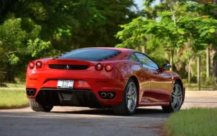 وثائق أصلية وتوقيع ترامب.. فيراري فاخرة تبحث عن مالك جديد