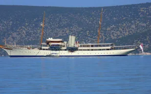 يخت ناهلين الأسطوري يظهر مجددًا في أنتيغوا ويخطف الأنظار: تاريخ ملكي عريق