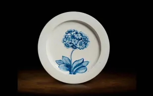 كنز مخفي منذ نصف قرن.. قصة طبق بورسلين نادر يغزو مزادات لندن