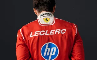 لمسات بيضاء تعيد الهيبة.. فيراري تكشف بدلات سباق  2026 بإطلالة كلاسيكية (فيديو)