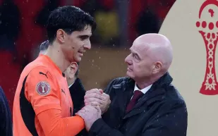 لقطة لن تُنسى.. بكاء ياسين بونو عقب خسارة كأس أفريقيا (فيديو)