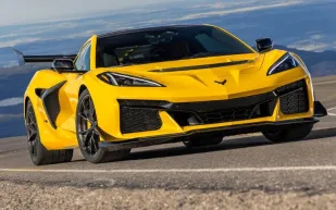 كورفيت ZR1 تنزلق أمام نيسان GT-R.. ما الذي حدث في السباق؟ (فيديو)