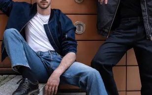 الثقة والراحة معًا: قَصّة الكاروت فيت تقتحم مجددًا موضة الرجال