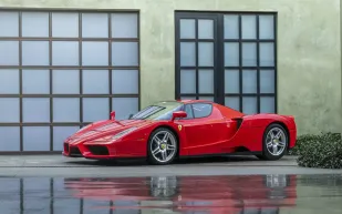 فيراري إنزو تودع صالة المزاد بـ 9.3 مليون دولار (فيديو)