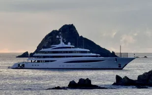 تحفة بحرية بطول 97 مترًا.. ماذا يميز اليخت Sophia؟ (فيديو)