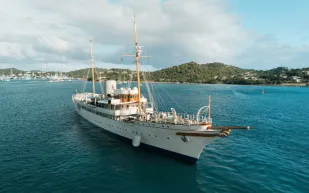 سر يخت الملياردير.. كيف غيرت رحلة بحرية مصير العرش البريطاني؟ (فيديو) 