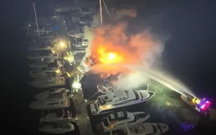 بعد تدمير ثلاثة يخوت.. إخماد حريق كبير في مرسى سبيت بسيدني (فيديو)