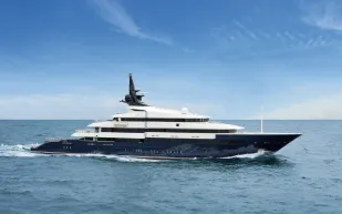 سرعة وقوة تصميم.. Man of Steel يتربع على عرش اليخوت الفاخرة (فيديو)