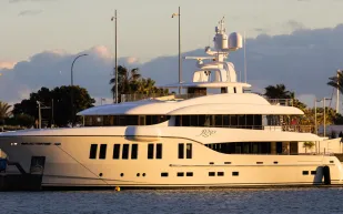 اليخت الفاخر Ruya يظهر في مالقا الإسبانية بتصميم يخطف الأنظار (فيديو)