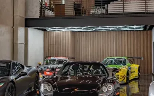 السيارة والتجربة الفاخرة معًا: بورشه 911S وجناح العرض للبيع الآن